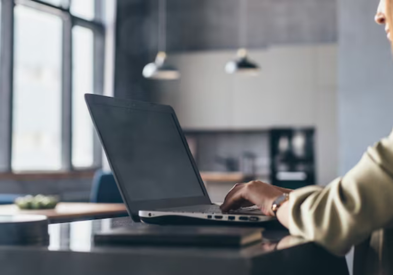 Fazer uma pausa de 20 em 20 minutos é um método que pode ajudar a relaxar. Foto: Freepik.