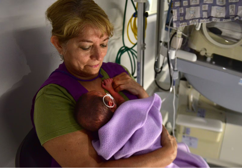 Na maternidade deste hospital, um abraço não é apenas um simples gesto, mas sim uma terapia poderosa para os bebês prematuros. - Foto: Ramiro Pereyra