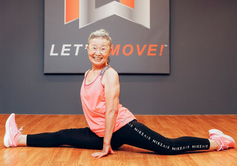 Olha a abertura dessa idosa, uma treinadora janopena de 92 anos. Ela ensina como fazer exercícios físicos na terceira idade. -Foto: Divulgação.