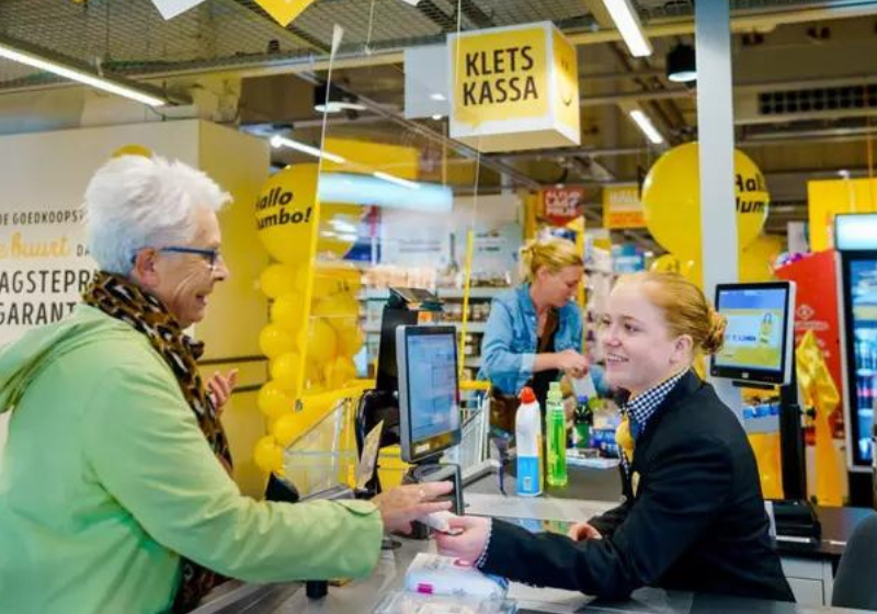 O supermercado Jumbo criou o caixa lento para idosos solitários. Foto: Jumbo.