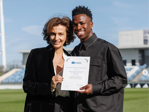 Vini Jr com a Diretora Geral da UNESCO, Audrey Azoulay, na cerimônia em que é nomeado embaixador da organização. - Foto: reprodução/ Instagram @ vinijr
