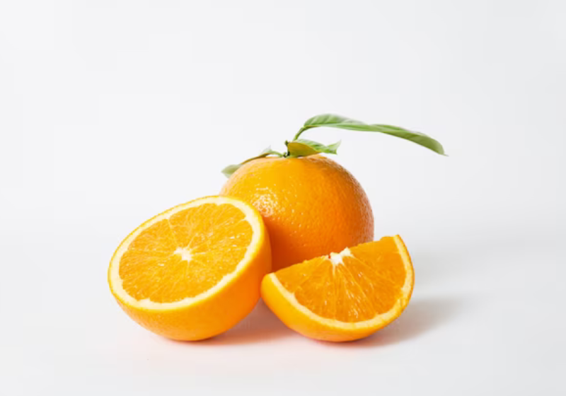 Rica em vitamina C, a laranja é versátil e ajuda a fortalecer o sistema imunológico. Foto: Freepik.