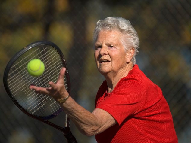 Os idosos praticantes de tênis tiveram respostas físicas semelhantes às dos jovens. - Foto: reprodução/ Canva Pro 