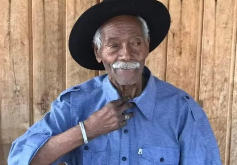 Seu Sebastião, um idoso brasileiro, comemorou 122 anos no último dia 15 com direita a festa e música de sanfoneiro ao vivo. - Foto: Arquivo pessoal.