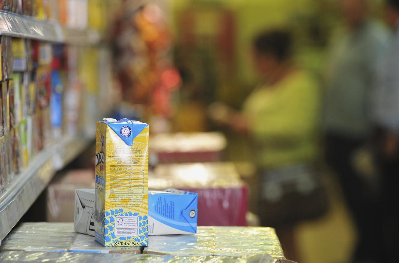 Em comparação com o leite de caixinha, o de saquinho é mais sustentável e mais barato. Foto: Pedro Negrão.