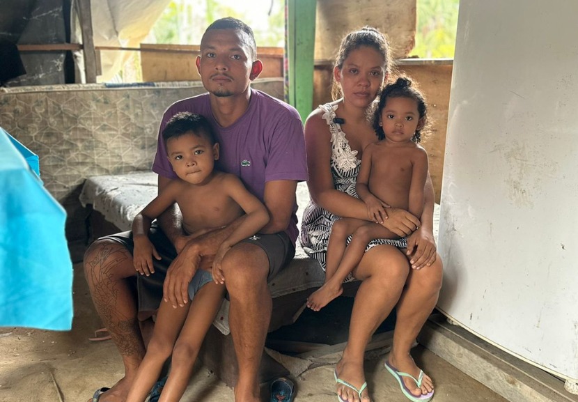 Essa mãe pede para os filhos beberem água para enganar a fome. Abraçamos essa família que precisa de ajuda para ter um lar digno e sair da vulnerabilidade. - Foto: reprodução/ Parceiros Brilhantes