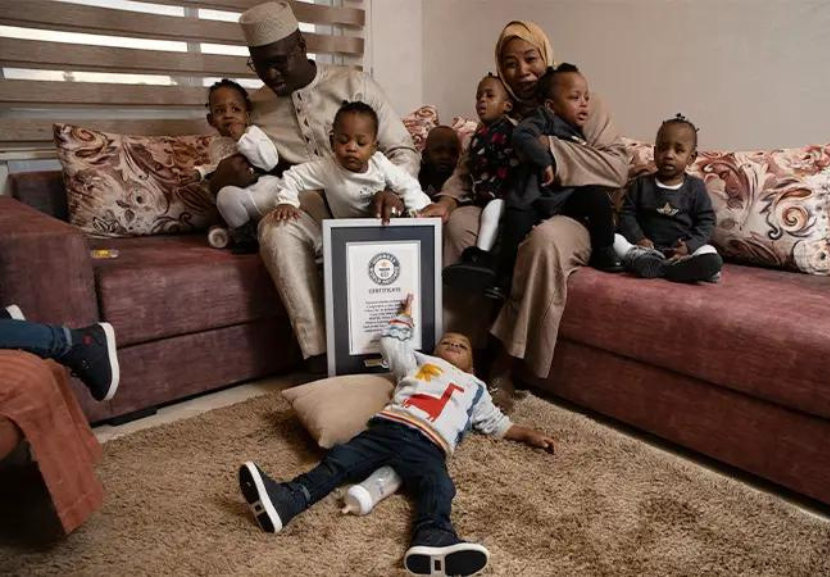 Depois quase 3 anos que os bebês nasceram, a família finalmente recebeu o certificado do Guinness World Records. - Foto: Reprodução/guinness world records
