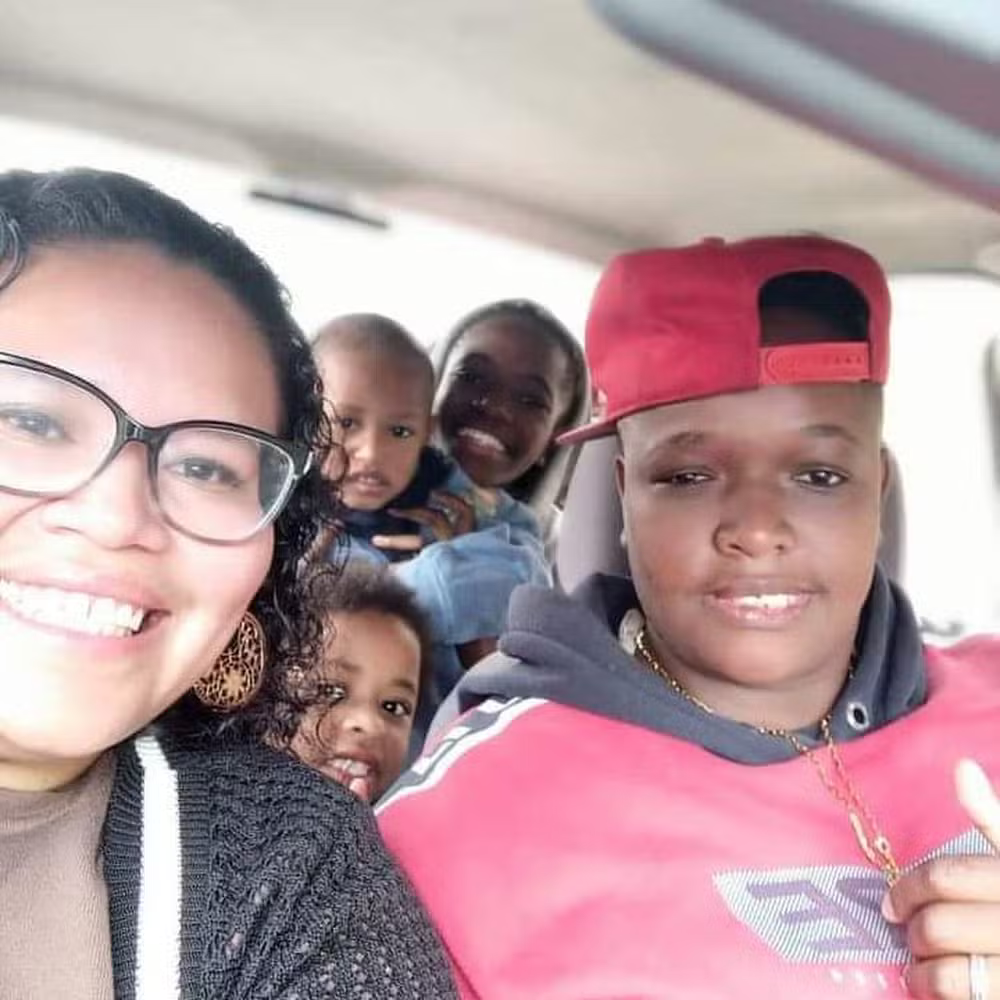 Tamaris com a companheira e as três filhas, Kethelyn, que hoje tem 21 anos, Melissa, de 14, e Júlia, de 11. - Foto: reprodução/Arquivo pessoal