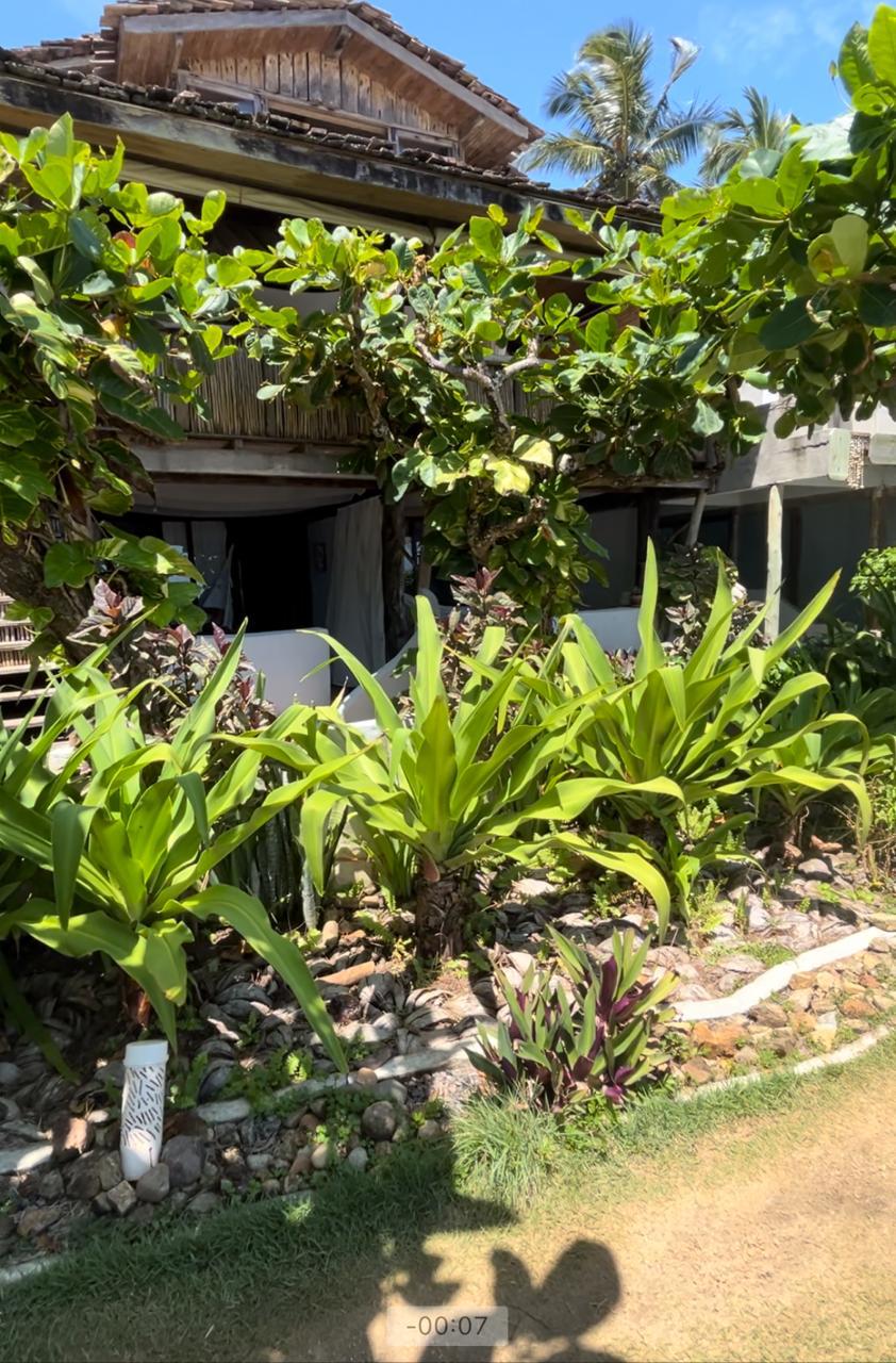 Fachada da Pousada Shangri-lá, feita de madeira, é pé na areia - Foto: SNB 