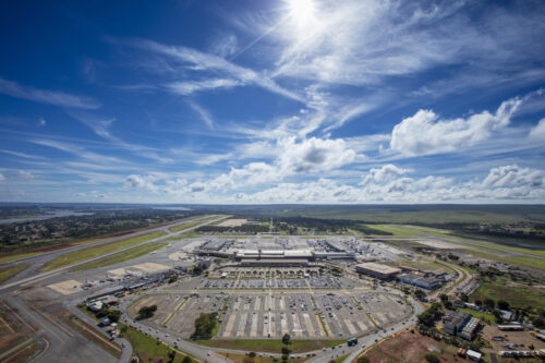 Vista aérea do Aeroporto JK em Brasília, ,que tem a maior capacidade de pista do país, podendo operar 80 voos por hora. - Foto: Bento Viana/Divulgação