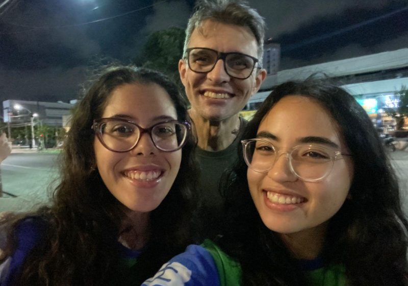 Sophia e Ayumi junto com o professor Antonino, que elas citam como um dos responsáveis pelo desempenho das duas. Foto: Arquivo pessoal.