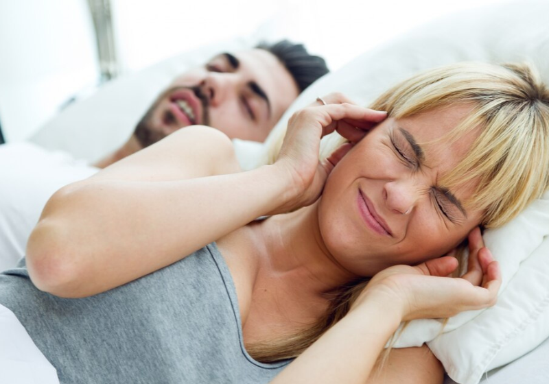 Como resultado da pesquisa, os cientistas encontraram que o spray nasal pode reduzir até 45% dos sintomas da doença. Foto: Freepik.