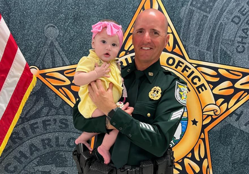 O policial foi surpreendido com a visita do bebê que ele mesmo salvou em um grave acidente de carro. Lola estava sem pulso e foi reanimada pelo xerife. - Foto: Charlotte County Sheriff's Office.