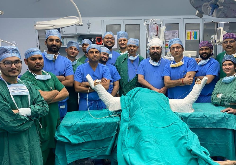 O primeiro transplante bi lateral de mãos da Índia foi um sucesso. Foto: DD News.