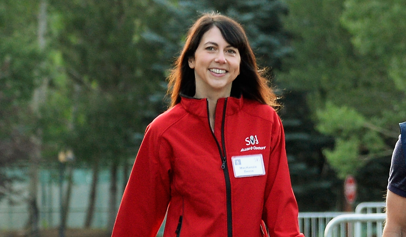 Hoje, MacKenzie Scott se dedica à filantropia e pretende doar boa parte da riqueza para instituições de caridade. - Foto: Reprodução/Kevork Djansezian