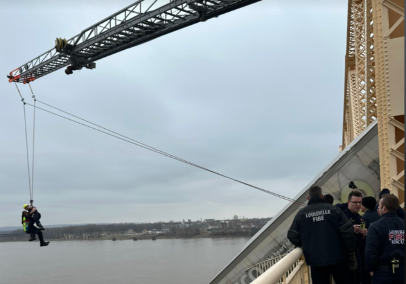 Foi preciso 30 bombeiros para resgatar a motorista do caminhão pendurado na ponte. Foto: Craig Greenberg.