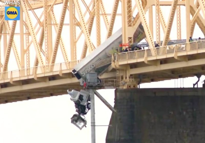 30 bombeiros ajudaram a resgatar a motorista do caminhão pendurado na ponte de Louisville, em Kentucky, EUA. - Foto: WHAS via GMA video