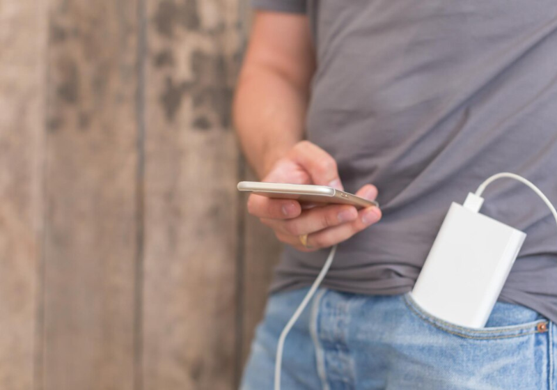 A empresa também afirmou que carregar aparelho em locais fechados, como bolso de calça, coloca em risco a segurança do usuário. Foto: Freepik.