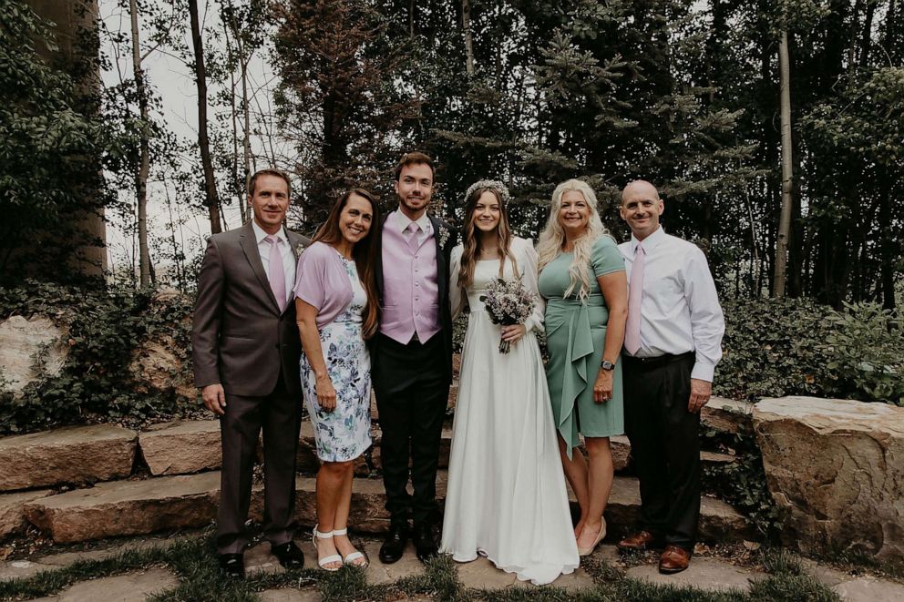 Toda a família reunida no casamento de Kelsey e Tyler. - Foto: Abbe White Photography