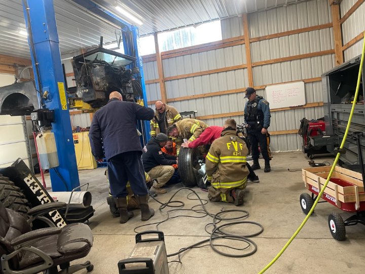Os bombeiros tentaram usar sabão em pó e água para afrouxar o pescoço de Daisy, mas só conseguiram mesmo com o cortador de plasma. - Foto: Franklinville Volunteer Fire Company