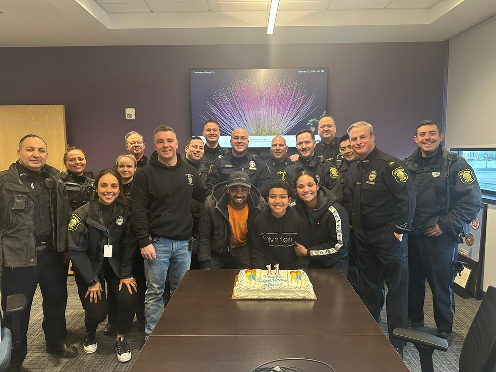 Depois do susto, ele ganhou vários presentes e um bolo dos policiais. Foto: Arquivo pessoal.