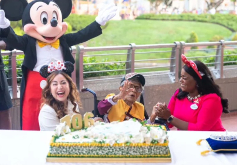 A idosa quis ir à Disney para comemorar seu aniversário de 106 anos e a família atendeu ao pedido. - Foto: Chip and Company.