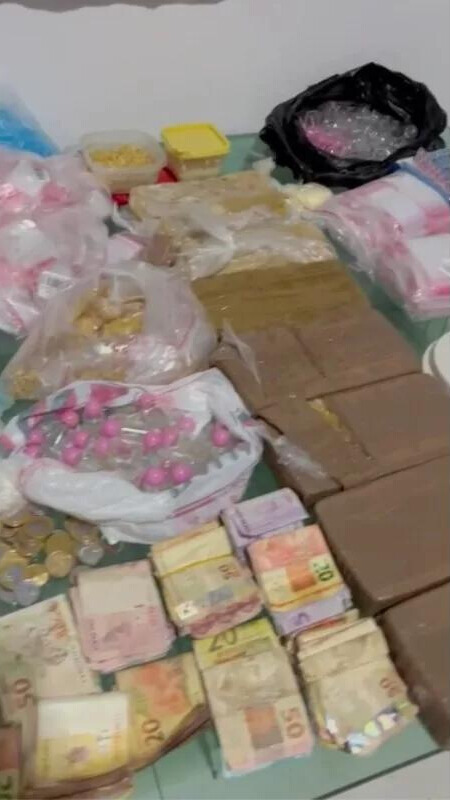 Cocaína, frascos de lança-perfume, tablete de maconha e R$ 4,7 mil em dinheiro foram apreendidos. - Foto: divulgação/Polícia Militar 