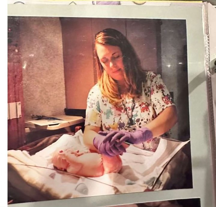 Foto de Kelsey quando bebê com a enfermeira Mary Ann West, que agora é a sogra dela. - Foto: reprodução/arquivo pessoal 