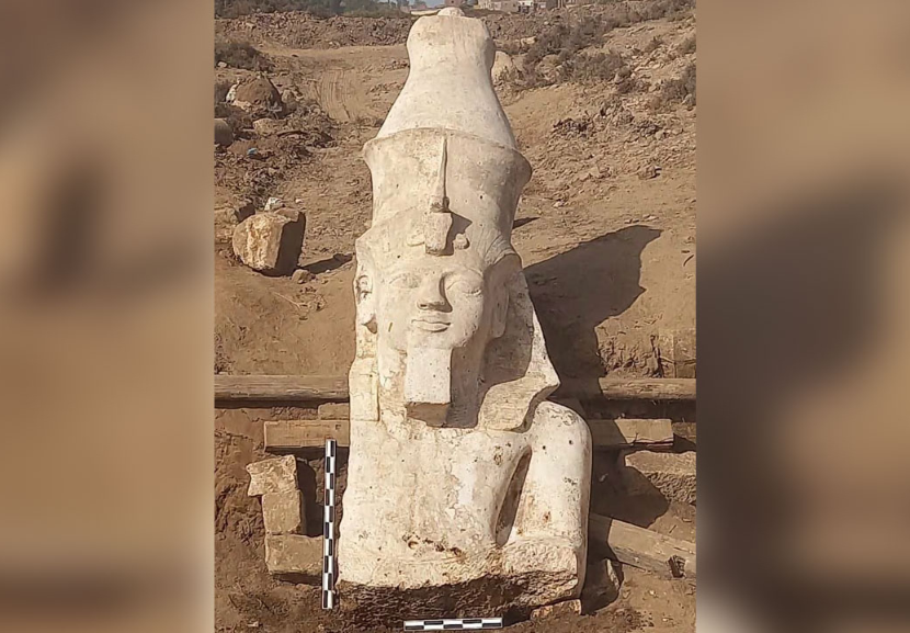 A estátua de Ramsés II que foi desenterrada tem quase 4 metros de altura. - Foto: Ministério do Turismo e Antiguidades do Egito