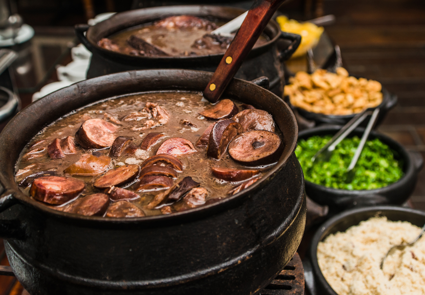 A feijoada foi a melhor colocada no ranking que indica o melhor prato típico do Brasil, seguida pelo churrasco. Veja o Top 10. - Foto: Igor Alecsander/Getty Images