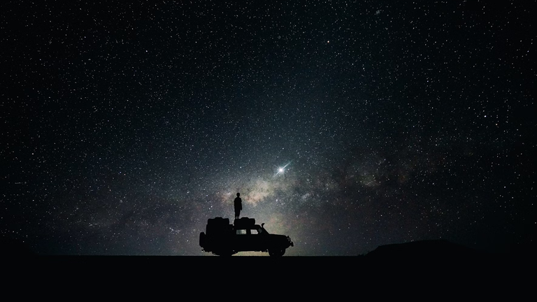 A melhor forma de observar os fenômenos é escolhendo um lugar remoto. Foto: Jonatan Pie (Unsplash).