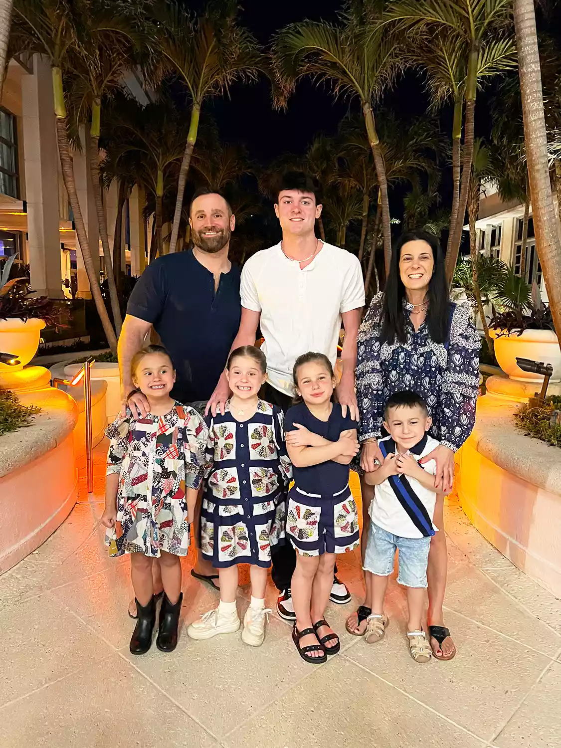 Foi o filho mais velho do casal (ao centro), que ajudou a cuidar dos irmãos na volta. Foto: Tracy Caliendo.