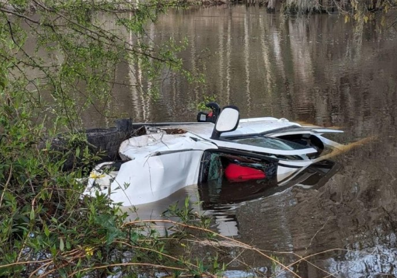 As estudantes pararam o carro na estrada e pularam no rio para salvar a família que estava presa no carro afundando. Foto: Gabinete do Xerife do Condado de Burke.