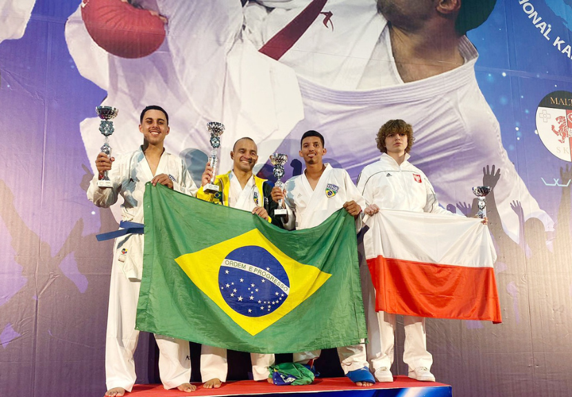 Vitória tripla! Além da medalha de ouro, o gari Renato Santos, do DF, conquistou o troféu de prata por equipe e de bronze no Open Internacional de Karate em Malta, na Europa. - Foto: Divulgação