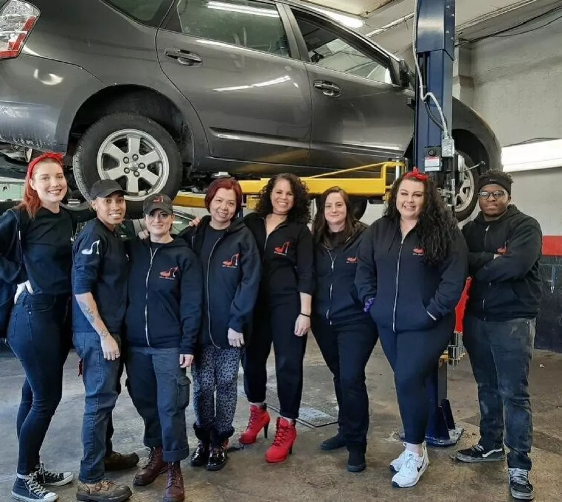 O time da Girls Auto Club é formado apenas por mulheres. Elas dão vários cursos sobre mecânica em geral. Foto: Girls Auto Club.