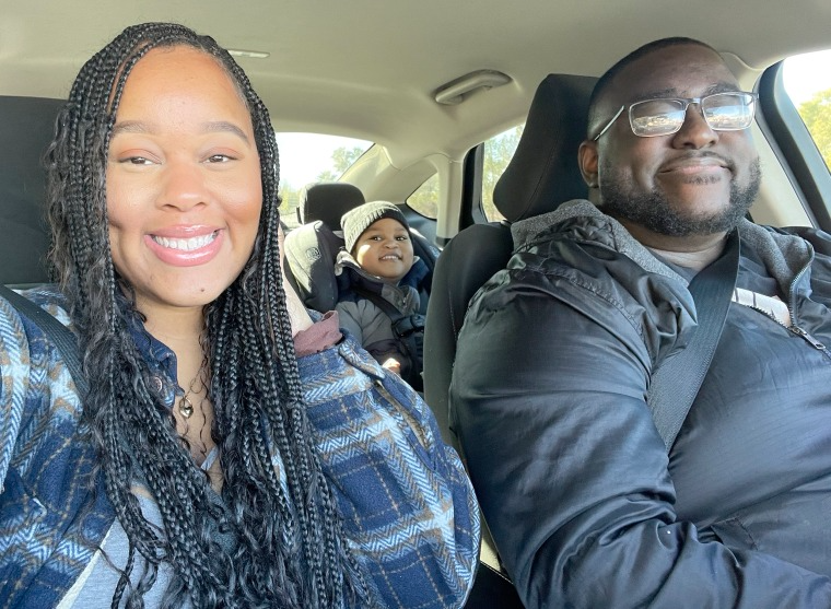 Depois de 4 semanas, o casal se acostumou na hora de deixar o filho. As lágrimas fiaram no passado! Foto: Mary Harper.