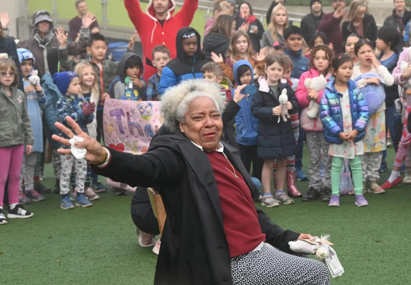  As crianças formaram um grande círculo e Alice ficou no meio. Foi uma emoção só! - Foto: Matthew Faircloth
