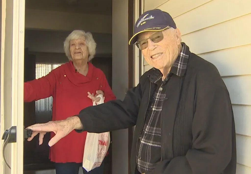 Esse idoso já tem 98 anos e se voluntariou para um projeto que ajuda a alimentar pessoas necessitadas. - Foto: reprodução/KATU