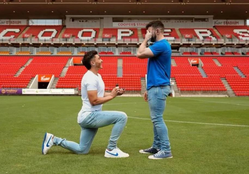 O jogador Josh fez um pedido de casamento para o namorado muito especial: no gramado do estádio! Foto: @joshua.cavallo/Instagram.