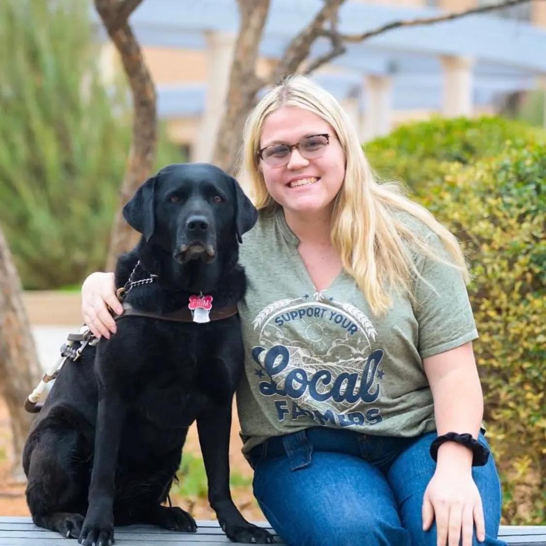 A jovem tem o cão-guia desde o ensino médio. - Foto: reprodução/arquivo pessoal 
