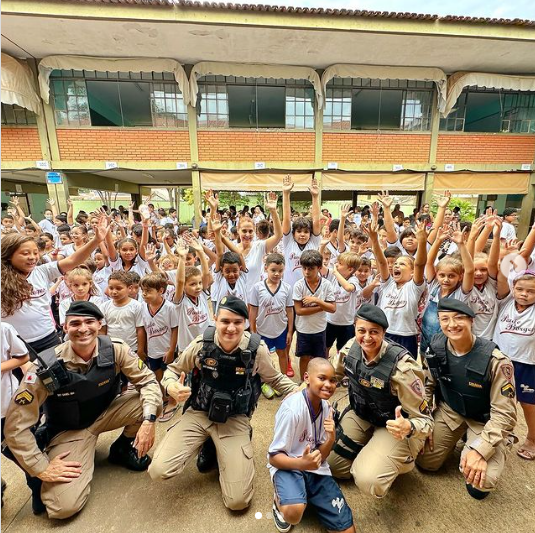 Todos os coleguinhas de Lucca se reuniram para parabenizar o garoto. Foto: Polícia Militar.