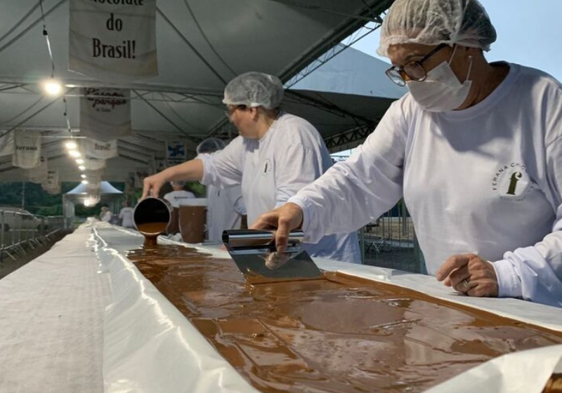 A maior barra de chocolate do Brasil foi produzida para marcar o aniversário de 90 anos de emancipação política de Timbó e foi distribuída para a população carente. - Foto: R2imagens.