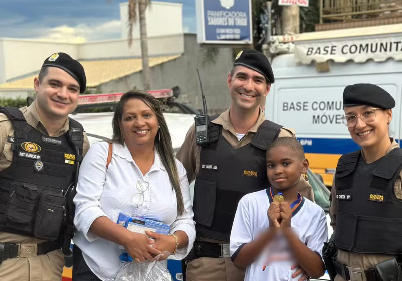 O garoto Lucca devolveu o celular que encontrou na rua para a polícia. O ato foi reconhecido e ele ganhou um celular novinho! Foto: Polícia Militar.