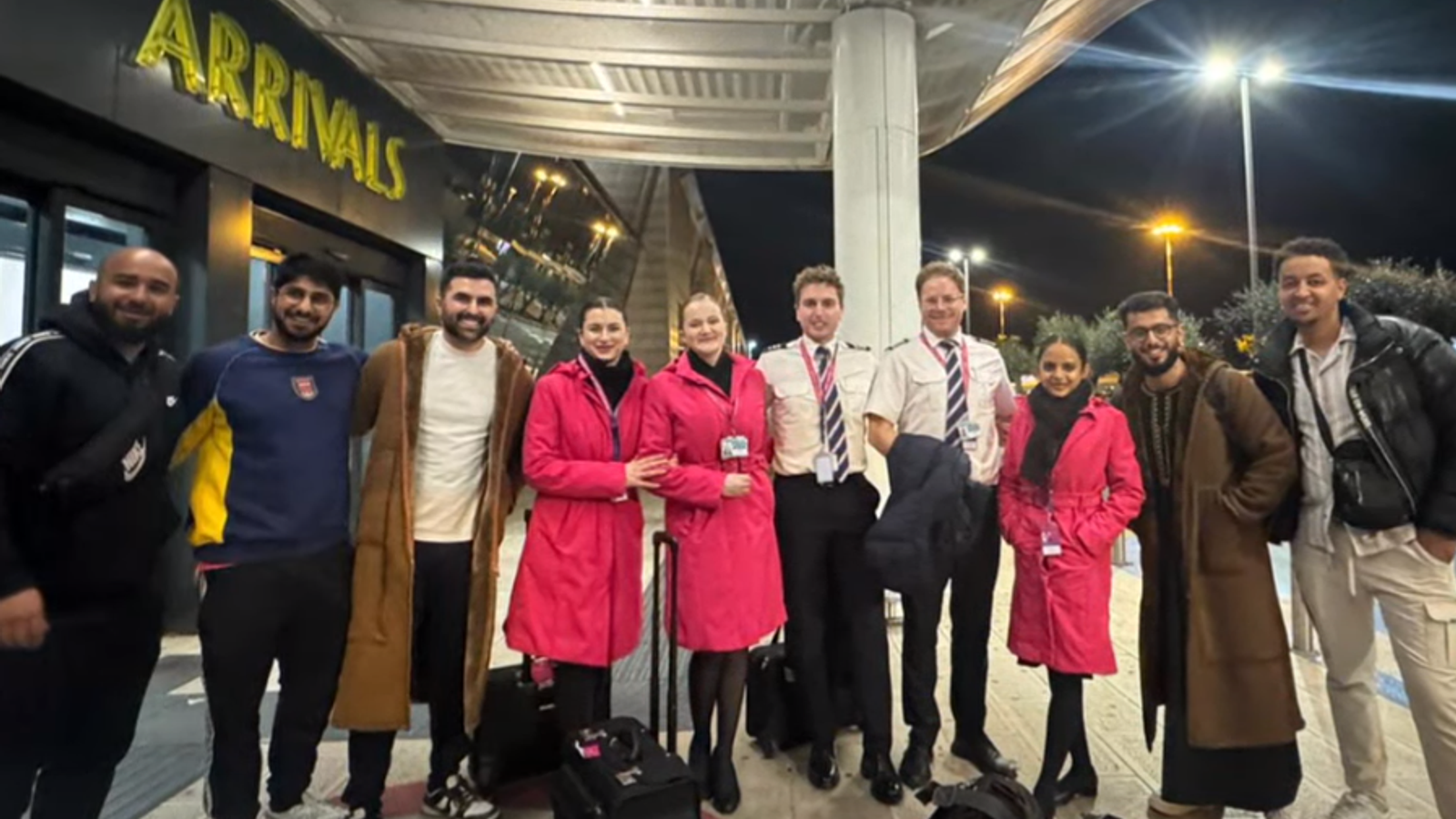 Hassan Khan - o terceiro à esquerda - e a tripulação do avião. - Foto: reprodução/Arquivo pessoal 