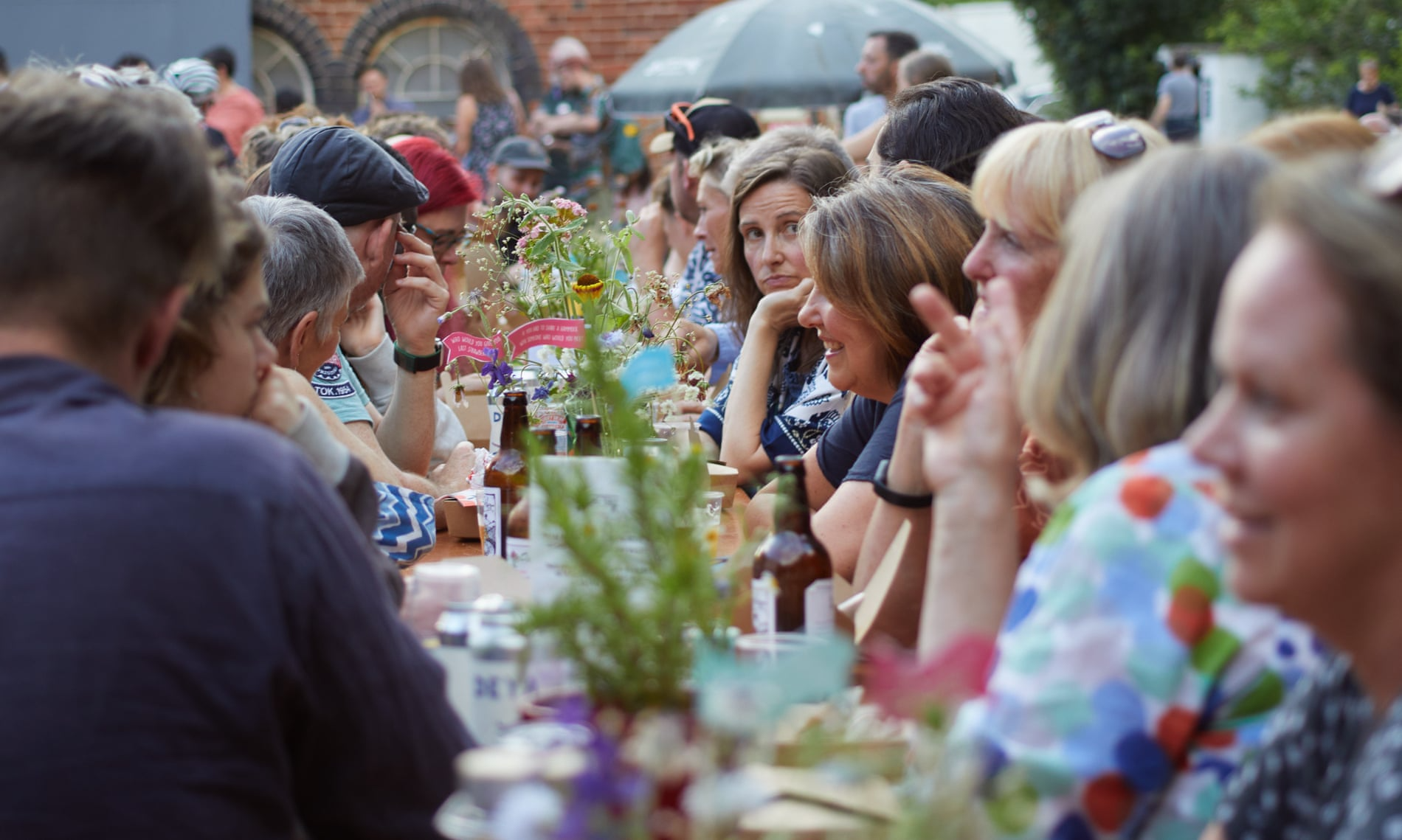 A mesa longa, que dá nome ao restaurante, facilita que os clientes conversem entre si. The Long Table.