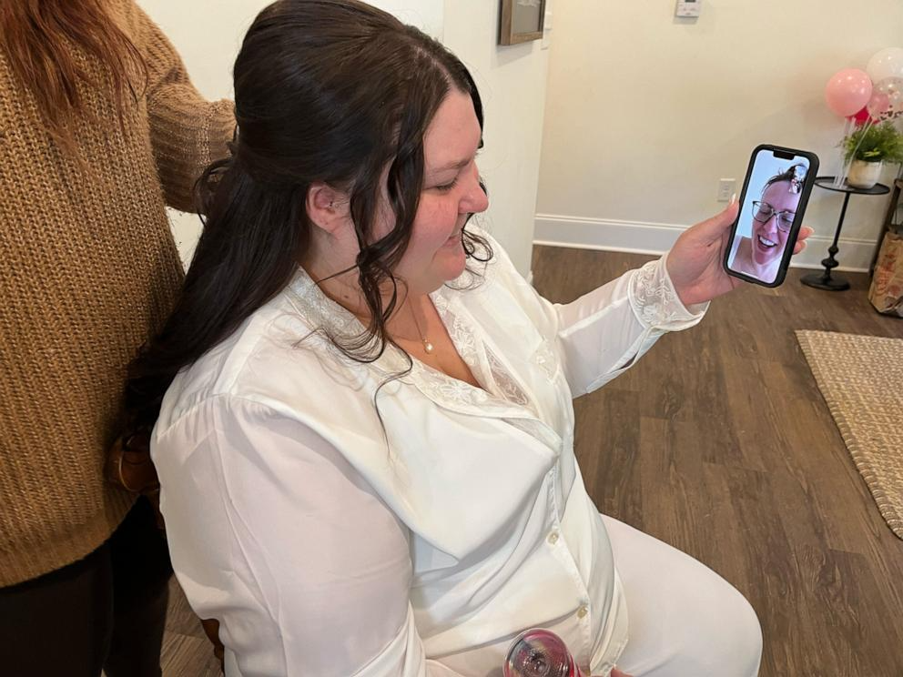Antes do casamento, as duas se conectaram via FaceTime. Foto: Michelle Levenson.