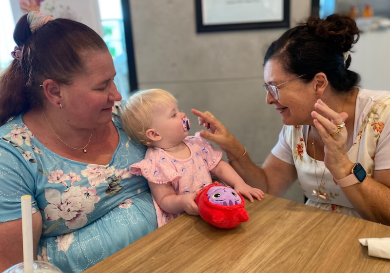 Mesmo não tendo o mesmo sangue, essa avó adotiva acolheu a mãe solitária, e sua filha, com muito amor e carinho. Foto: Mark Rigby (ABC Gold Coast).