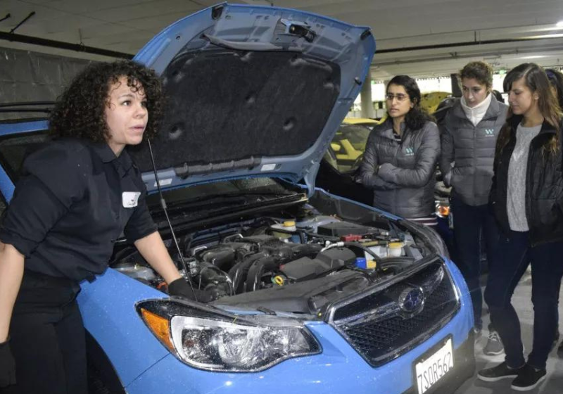 A oficina de carros para mulheres nos EUA foi fundada por Patrice Banks, que se sentia enganada por mecânicos homens. - Foto: Girls Auto Club Facebook.