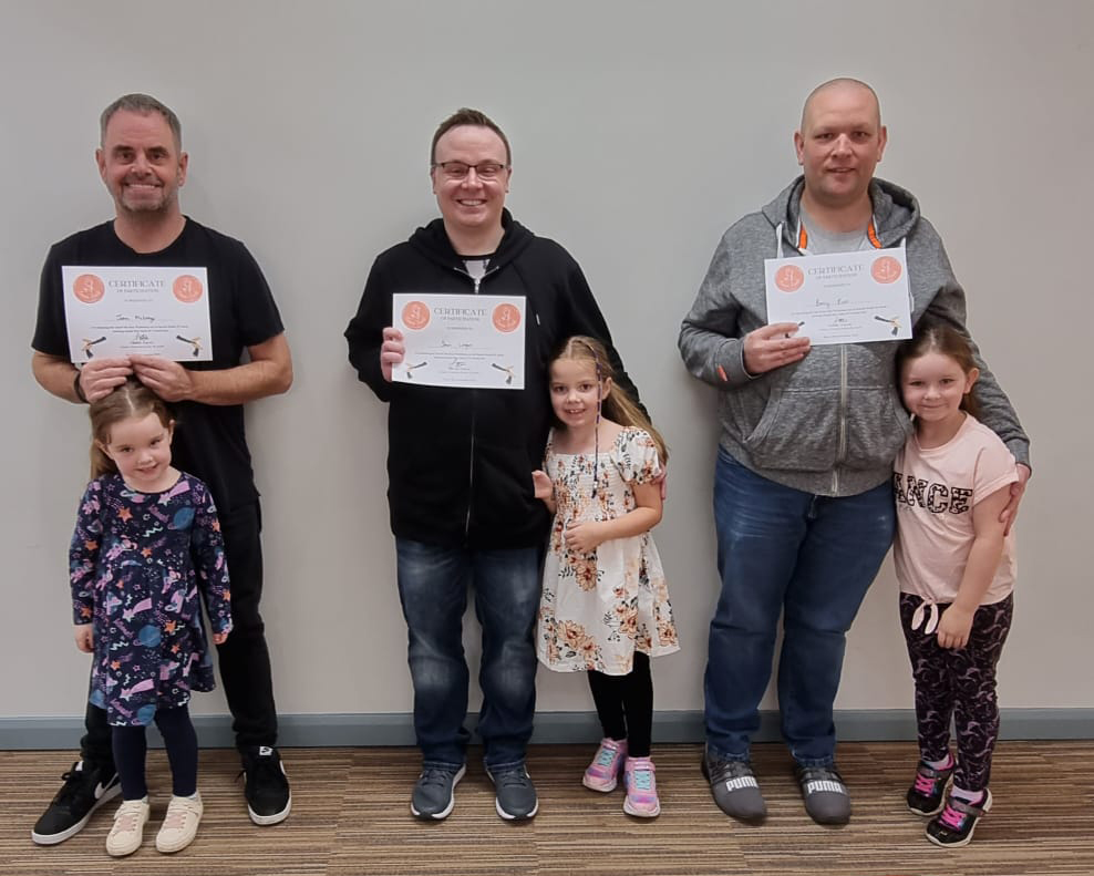  Depois de concluírem o workshop esses papais ainda ganham um certificado de profissionais em cuidar do cabelo das filhotas. - Foto: Bonnie Braids / SWNS