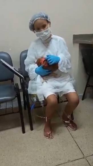 A visita da galinha Pâmela foi fundamental para que a garotinha se recuperasse! Foto: Hospital das Clínicas UFMG.